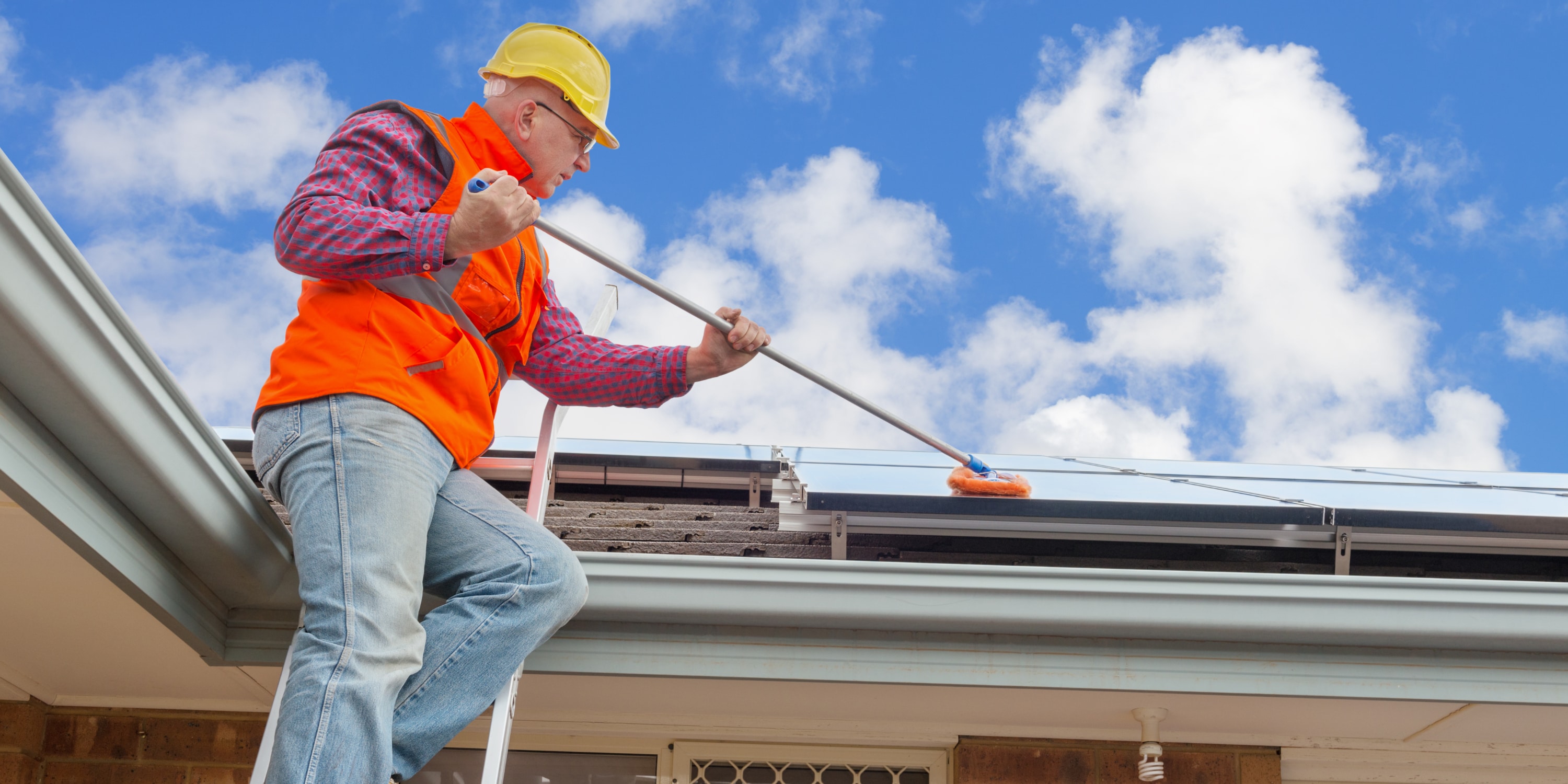 zelf zonnepanelen schoonmaken